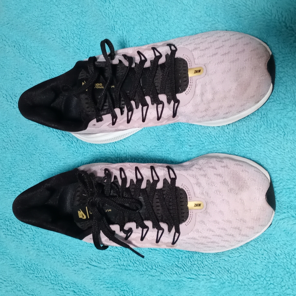 Nike Women's Athletic Running Shoes in Light Pink and Black